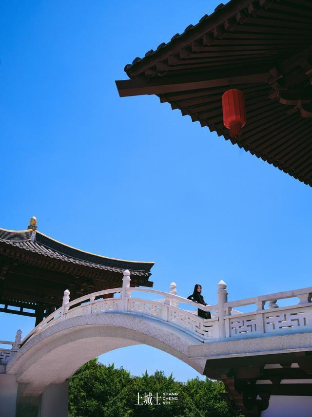 迪丽热巴漫游西安宿命感大片释出 时尚与古韵碰撞氛围拉满