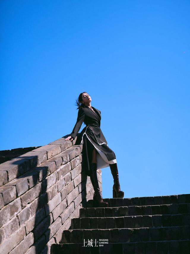 迪丽热巴漫游西安宿命感大片释出 时尚与古韵碰撞氛围拉满