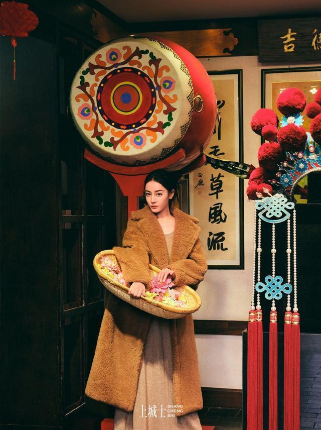 迪丽热巴漫游西安宿命感大片释出 时尚与古韵碰撞氛围拉满