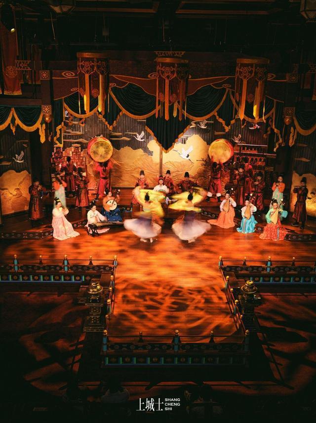 迪丽热巴漫游西安宿命感大片释出 时尚与古韵碰撞氛围拉满