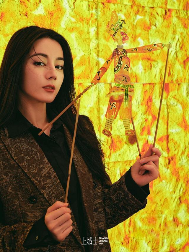 迪丽热巴漫游西安宿命感大片释出 时尚与古韵碰撞氛围拉满