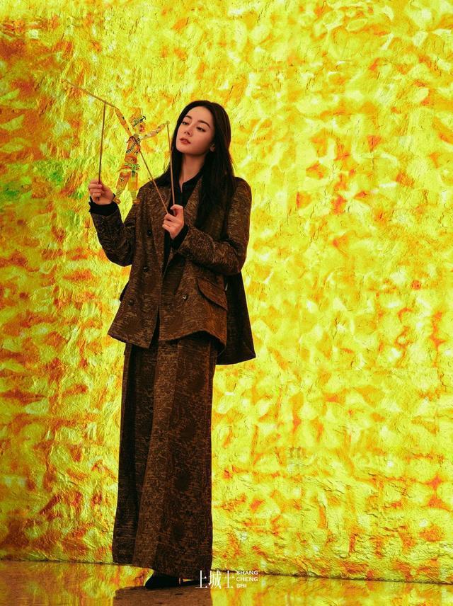 迪丽热巴漫游西安宿命感大片释出 时尚与古韵碰撞氛围拉满