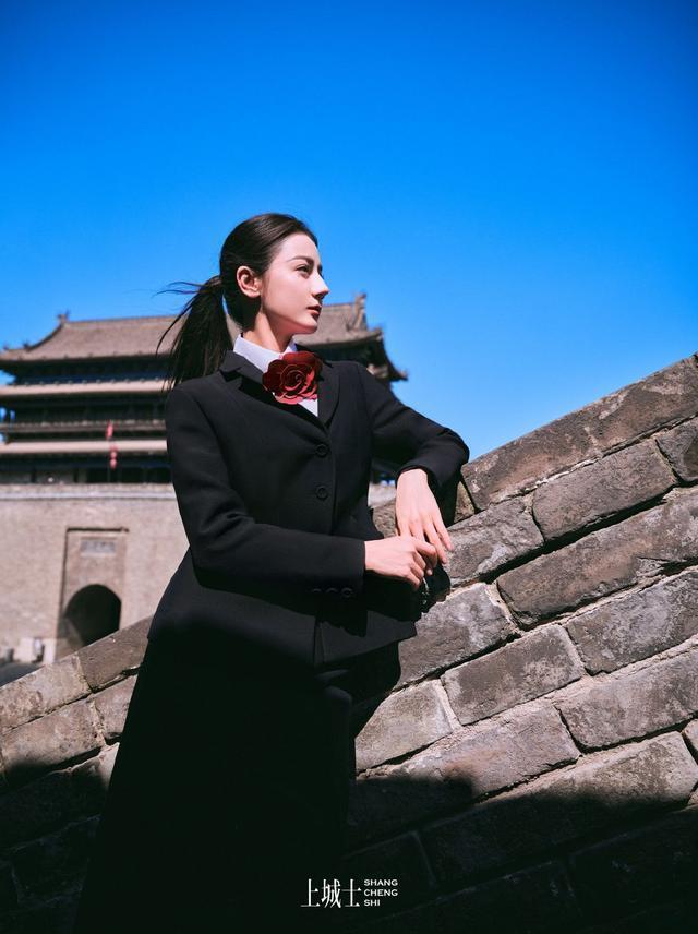 迪丽热巴漫游西安宿命感大片释出 时尚与古韵碰撞氛围拉满