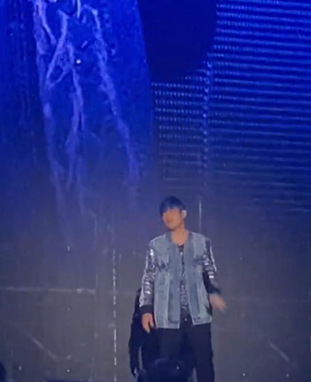 周杰伦演唱会设备故障致受伤 坚持演出称粉丝的反应很重要