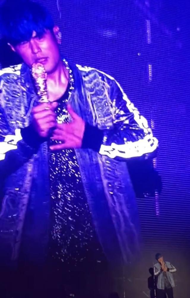 周杰伦演唱会设备故障致受伤 坚持演出称粉丝的反应很重要