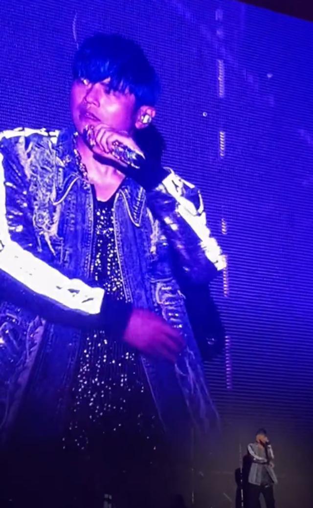 周杰伦演唱会设备故障致受伤 坚持演出称粉丝的反应很重要