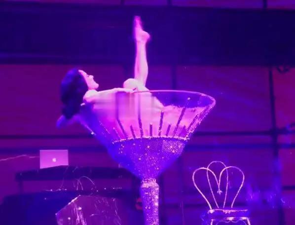 Lisa法国顶级夜总会将挑战酒杯脱衣舞，疯马秀经理回应
