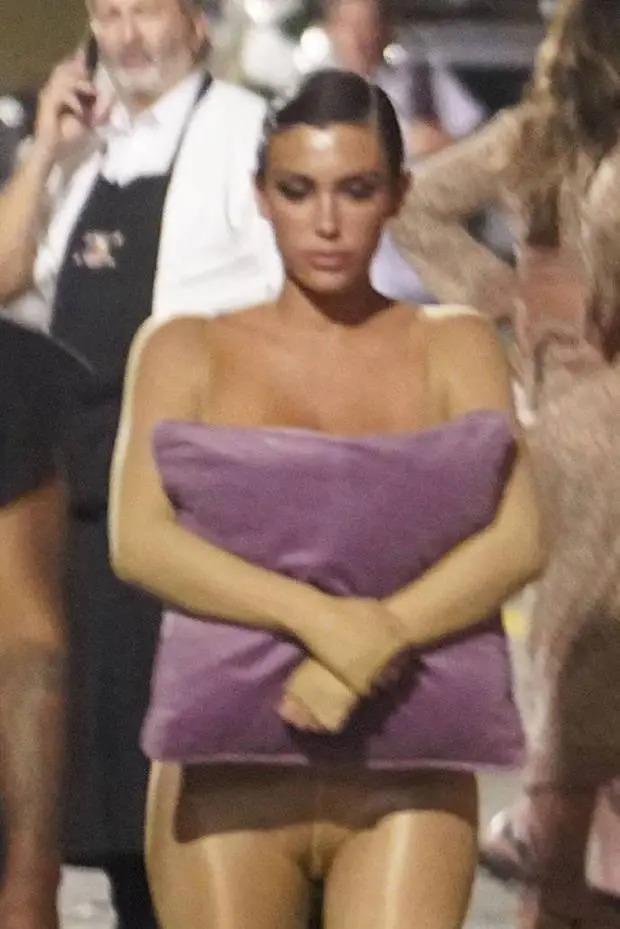 太另类！侃爷老婆又惹争议 裸色紧身服出行抱枕头遮胸