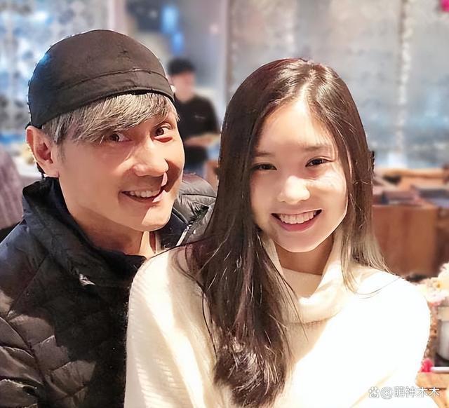 56岁男星把女儿骨灰做成项链，攻读博士想“复活”女儿