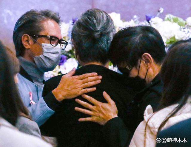 56岁男星把女儿骨灰做成项链，攻读博士想“复活”女儿