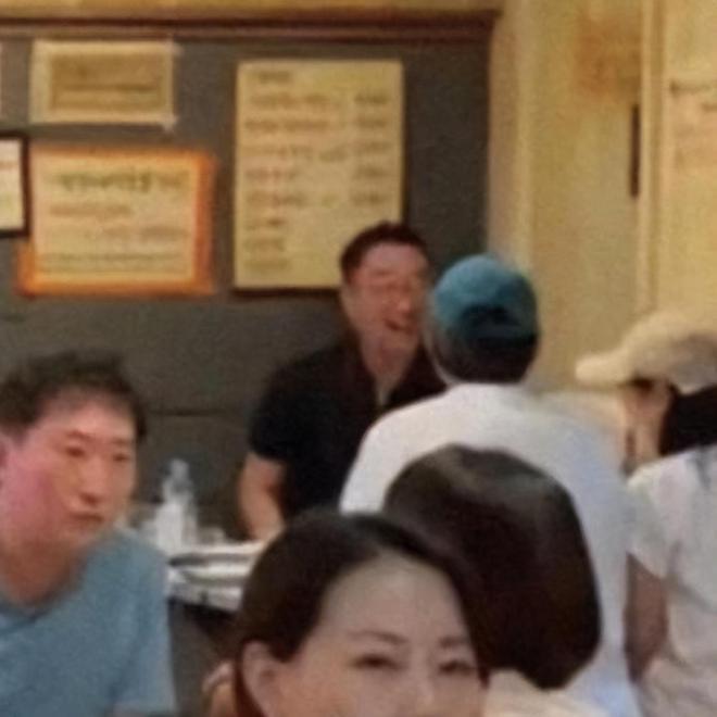 玄彬出差回国即陪孙艺珍吃烤肉,夫妻俩甜蜜依偎