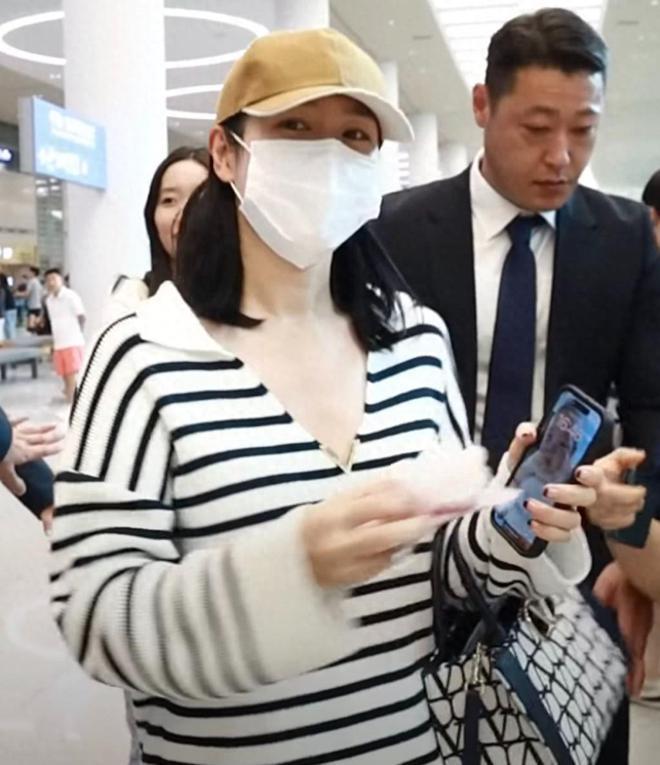玄彬出差回国即陪孙艺珍吃烤肉,夫妻俩甜蜜依偎