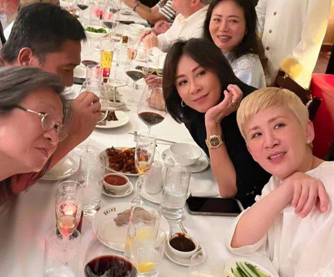 刘嘉玲梁朝伟与友人聚餐,吴君如金色短发气色好