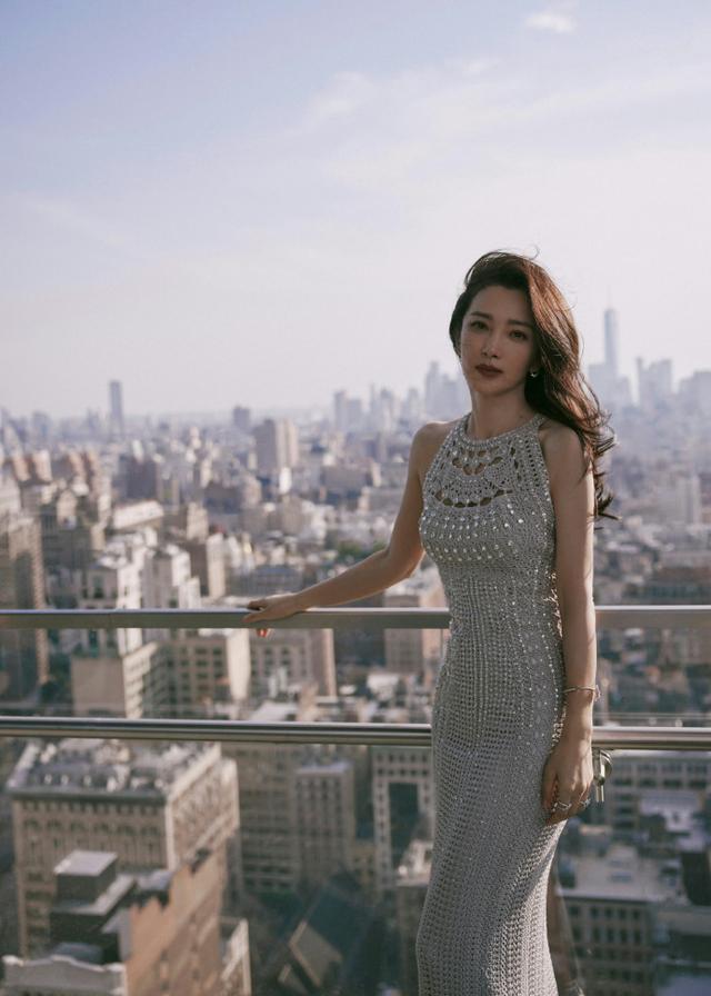 李冰冰纽约时装周天台大片 长发飞扬曼妙身姿风情万种