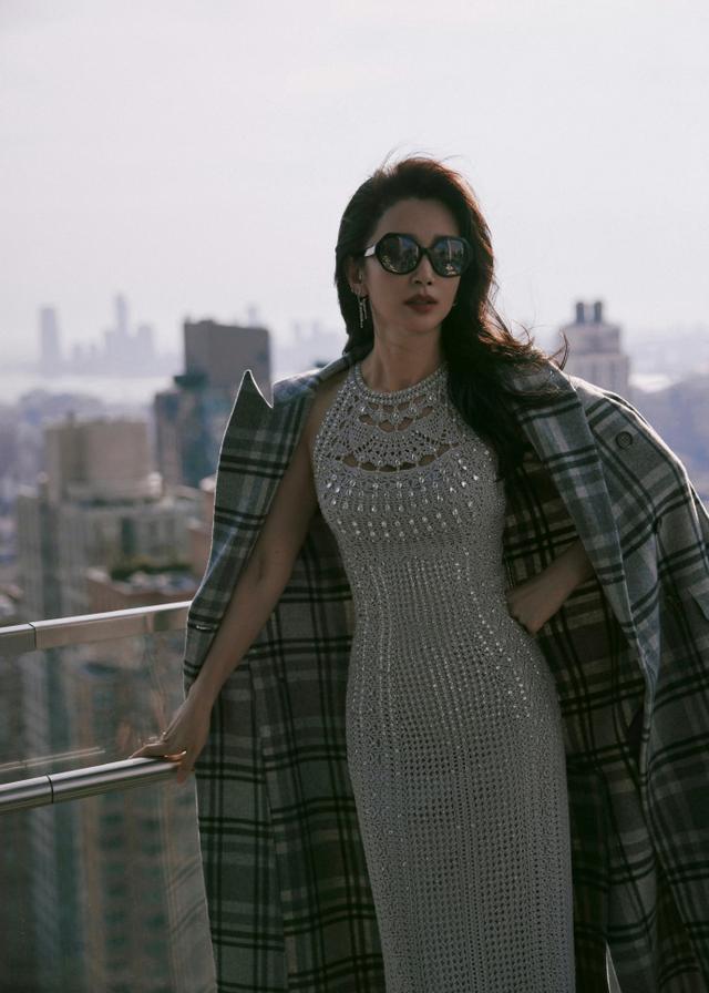 李冰冰纽约时装周天台大片 长发飞扬曼妙身姿风情万种