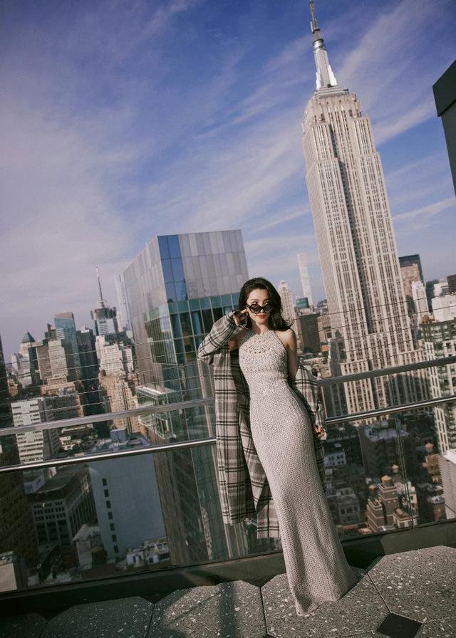 李冰冰纽约时装周天台大片 长发飞扬曼妙身姿风情万种