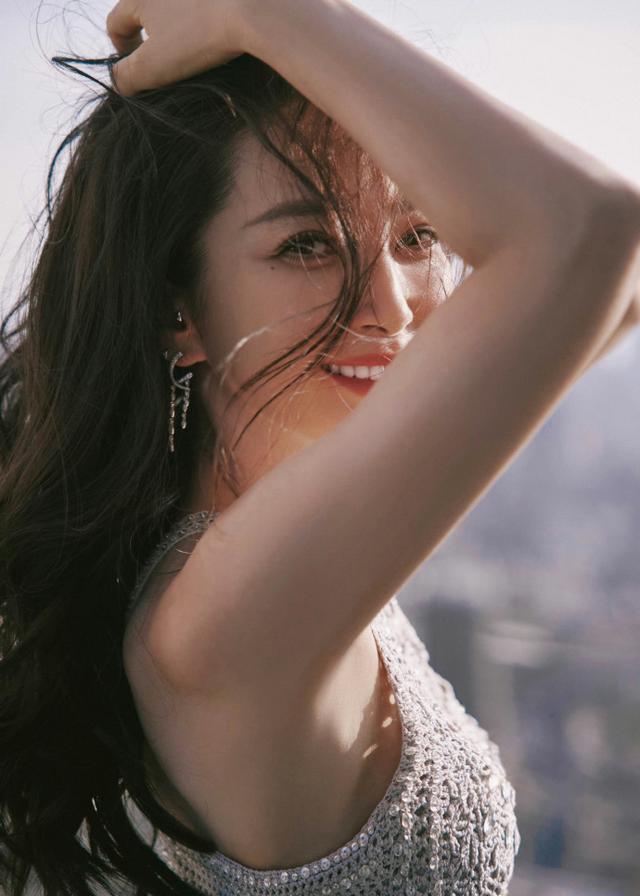 李冰冰纽约时装周天台大片 长发飞扬曼妙身姿风情万种