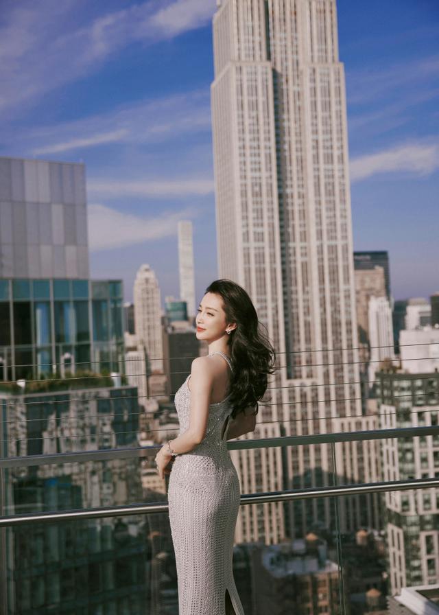 李冰冰纽约时装周天台大片 长发飞扬曼妙身姿风情万种