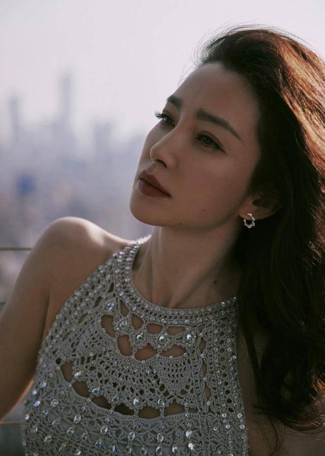 李冰冰纽约时装周天台大片 长发飞扬曼妙身姿风情万种