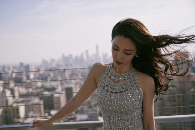 李冰冰纽约时装周天台大片 长发飞扬曼妙身姿风情万种