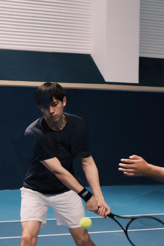 李现变身网球少年热血挥拍 神情专注动作潇洒干练