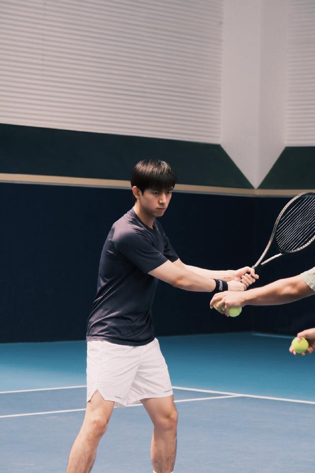 李现变身网球少年热血挥拍 神情专注动作潇洒干练