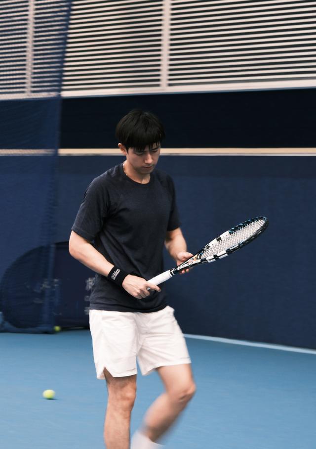 李现变身网球少年热血挥拍 神情专注动作潇洒干练