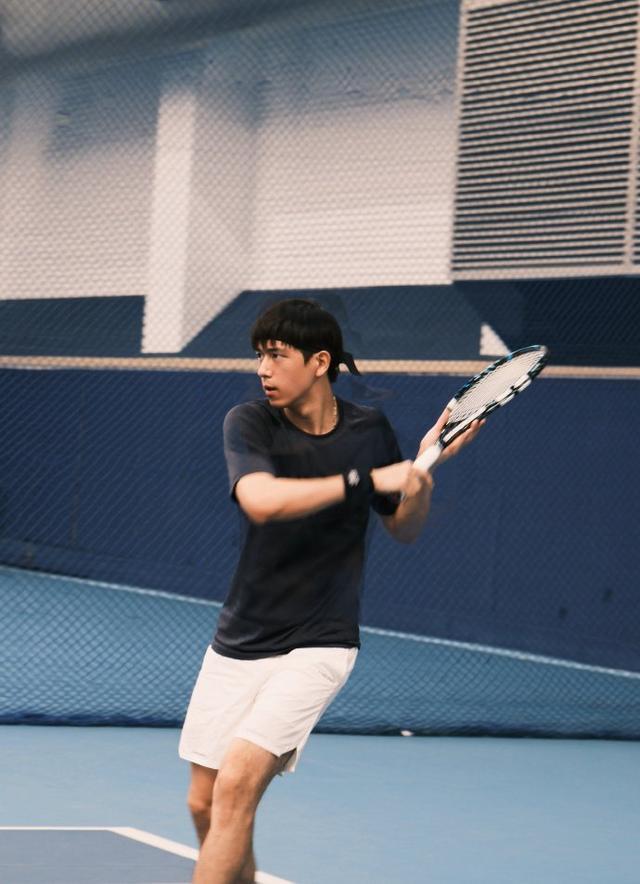 李现变身网球少年热血挥拍 神情专注动作潇洒干练