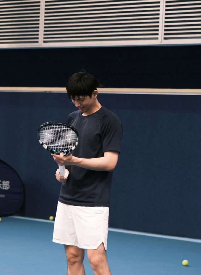 李现变身网球少年热血挥拍 神情专注动作潇洒干练