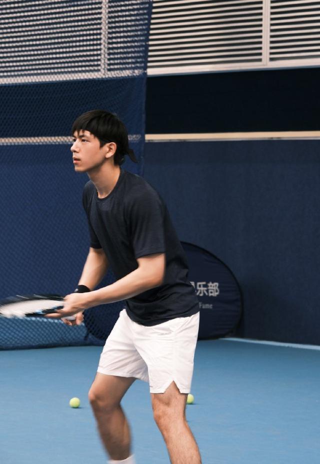 李现变身网球少年热血挥拍 神情专注动作潇洒干练