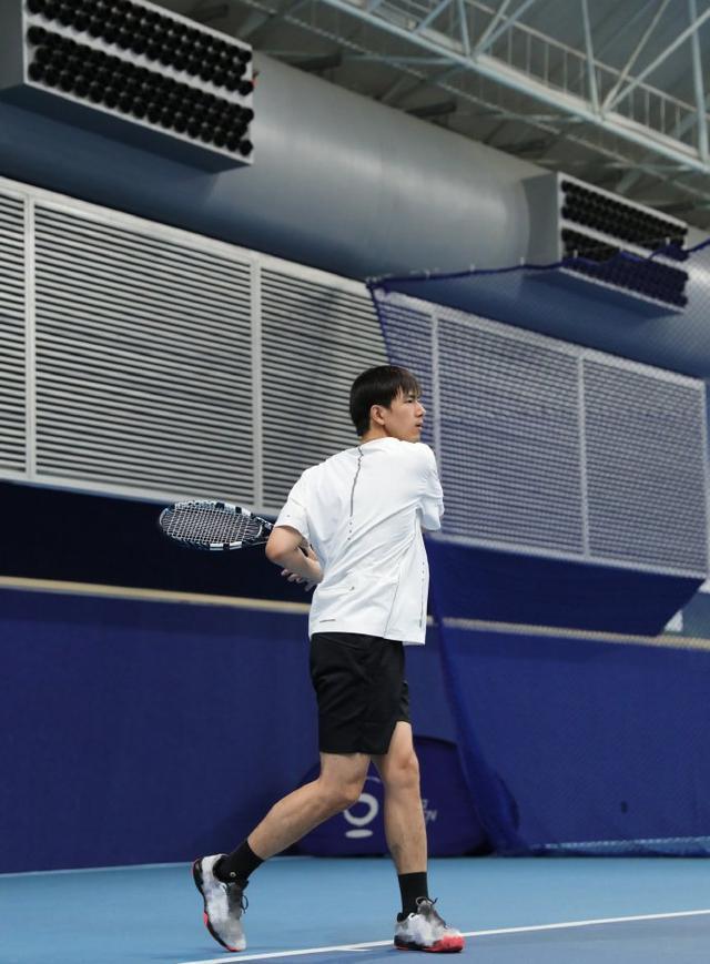 李现变身网球少年热血挥拍 神情专注动作潇洒干练