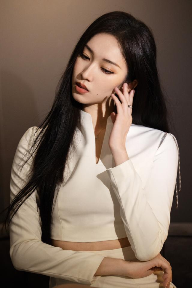 刘令姿秋日清冷大片释出 纯白套装美人垂眸娇媚万千