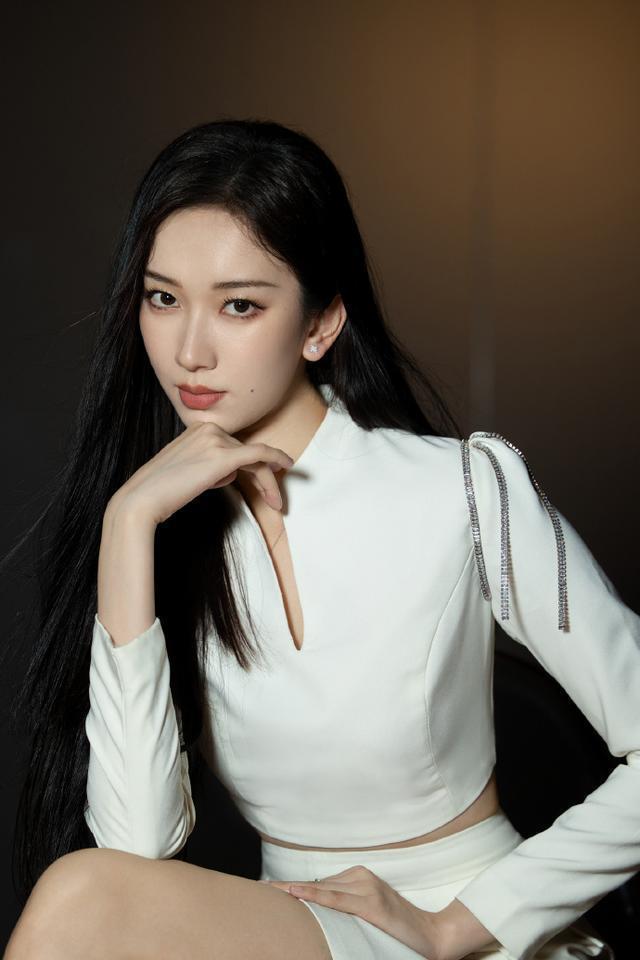 刘令姿秋日清冷大片释出 纯白套装美人垂眸娇媚万千