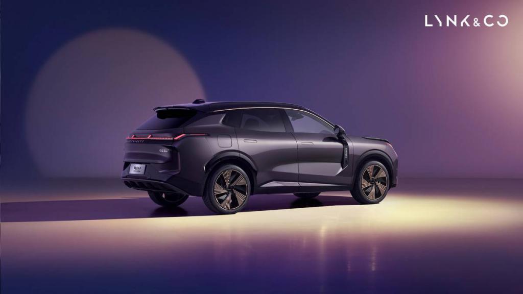 「遥遥领先」的领克 08，开局就自「刀」