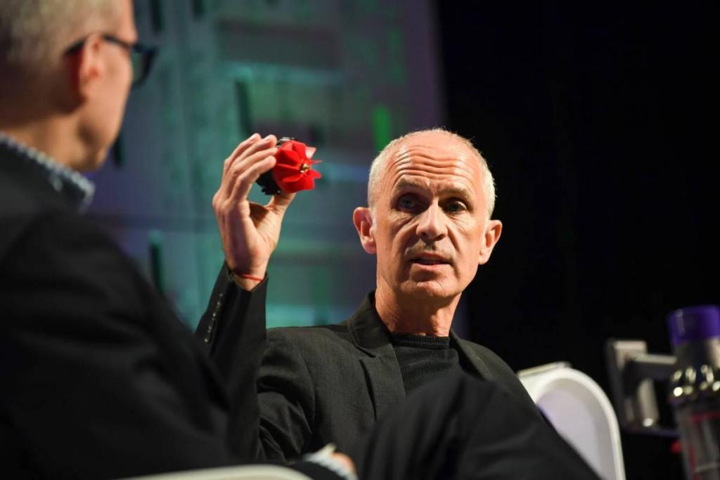 「遥遥领先」的领克 08，开局就自「刀」