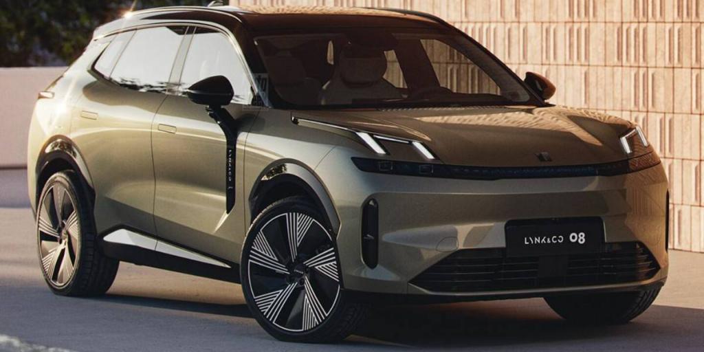 「遥遥领先」的领克 08，开局就自「刀」