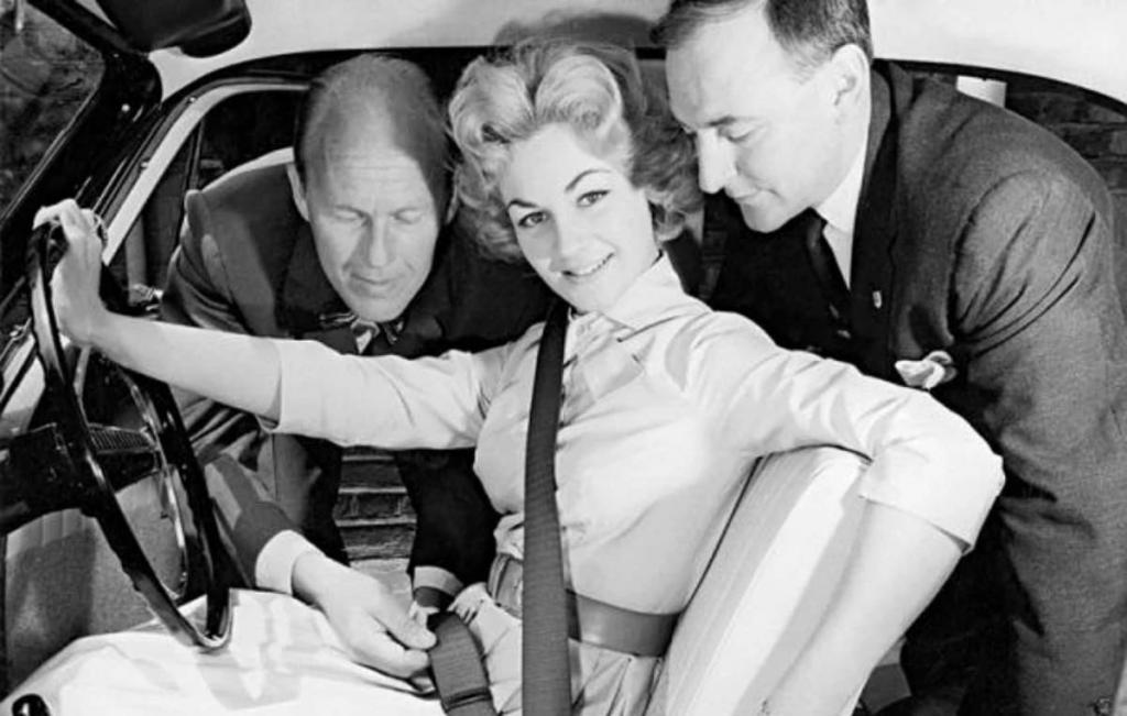 「遥遥领先」的领克 08，开局就自「刀」