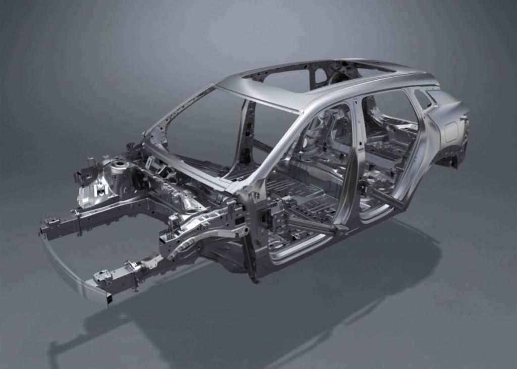 「遥遥领先」的领克 08，开局就自「刀」