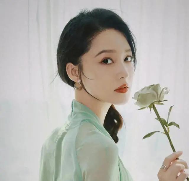 中秋晚会名单曝光，杨幂穿中式风格绝美，毛晓彤李沁同样抢镜
