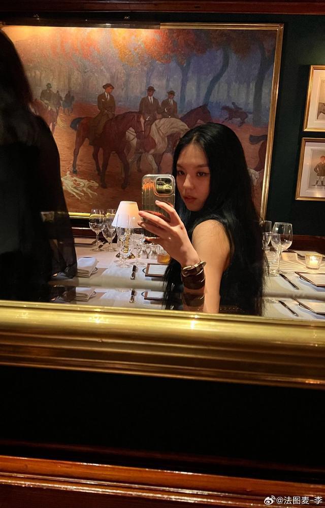 李咏女儿法图麦纽约时装周看秀 牛仔套装造型简约时尚