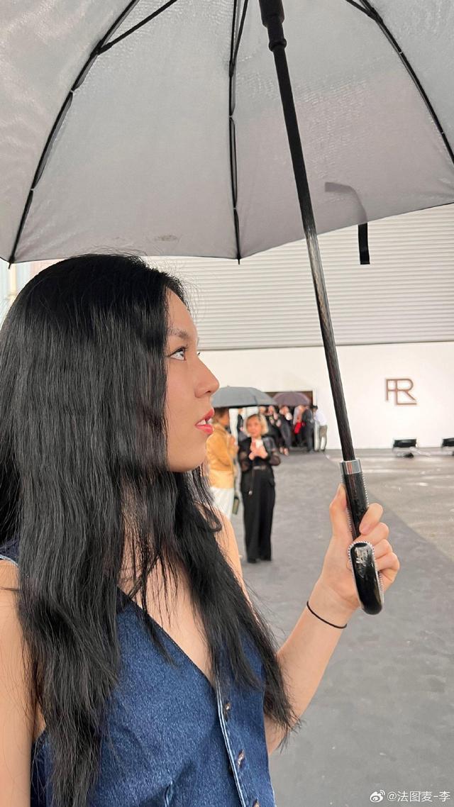 李咏女儿法图麦纽约时装周看秀 牛仔套装造型简约时尚