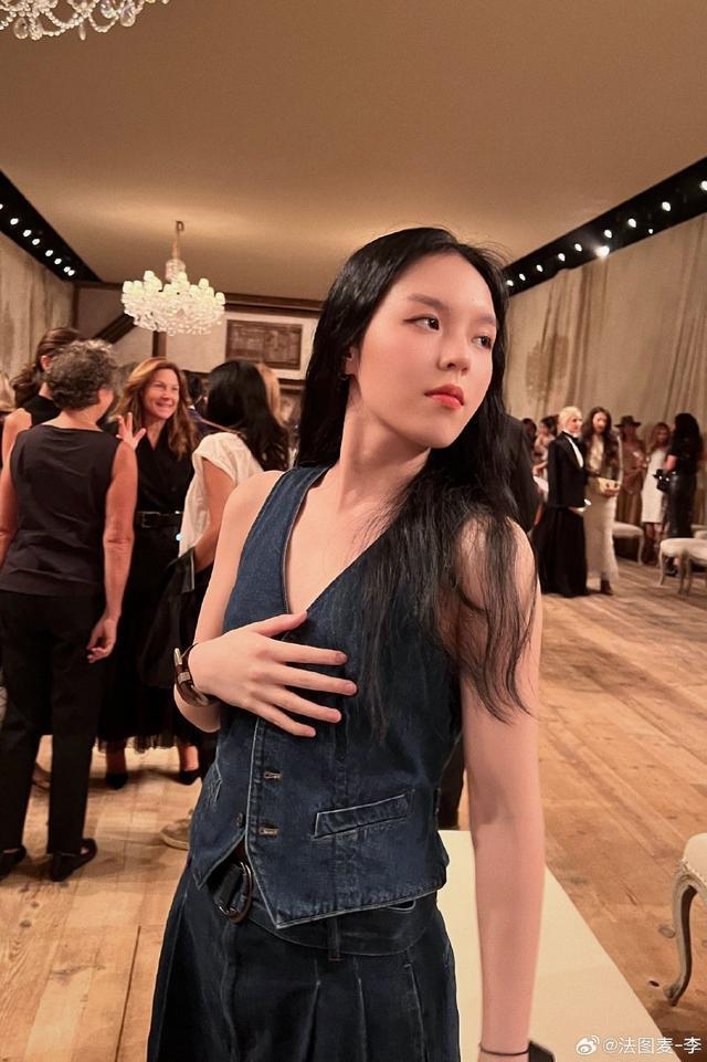 李咏女儿法图麦纽约时装周看秀 牛仔套装造型简约时尚