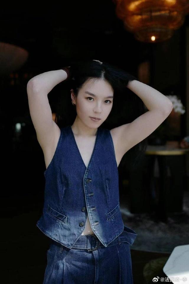 李咏女儿法图麦纽约时装周看秀 牛仔套装造型简约时尚