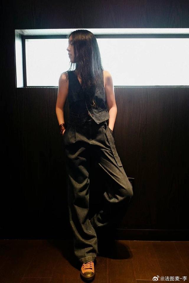 李咏女儿法图麦纽约时装周看秀 牛仔套装造型简约时尚
