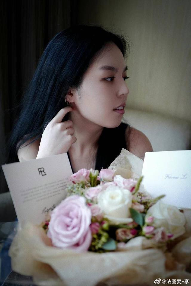 李咏女儿法图麦纽约时装周看秀 牛仔套装造型简约时尚