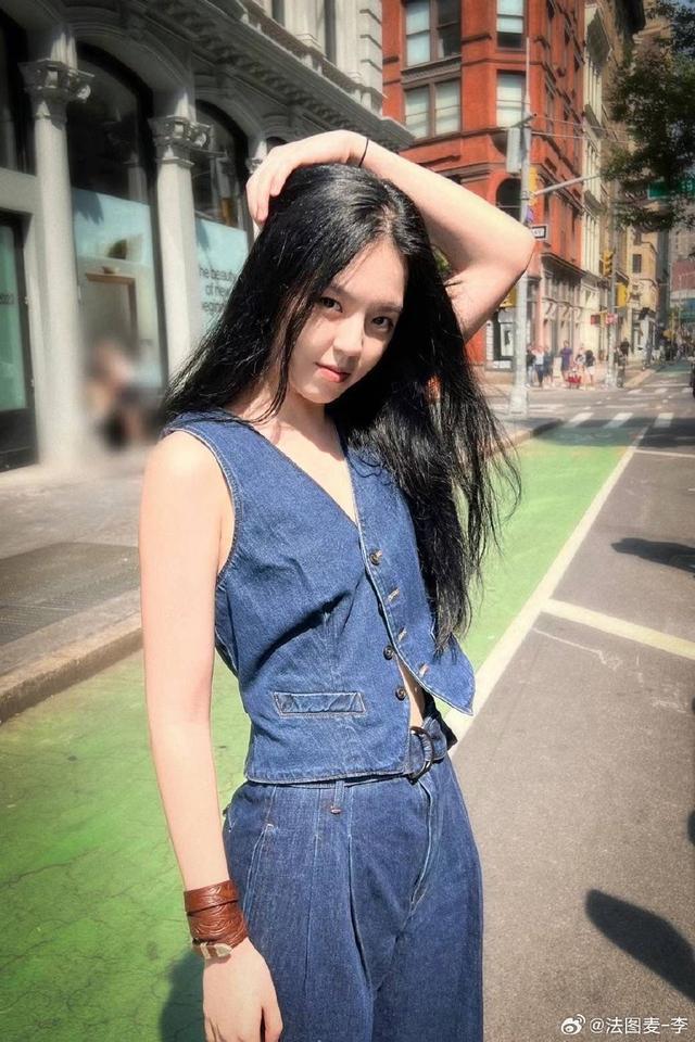 李咏女儿法图麦纽约时装周看秀 牛仔套装造型简约时尚