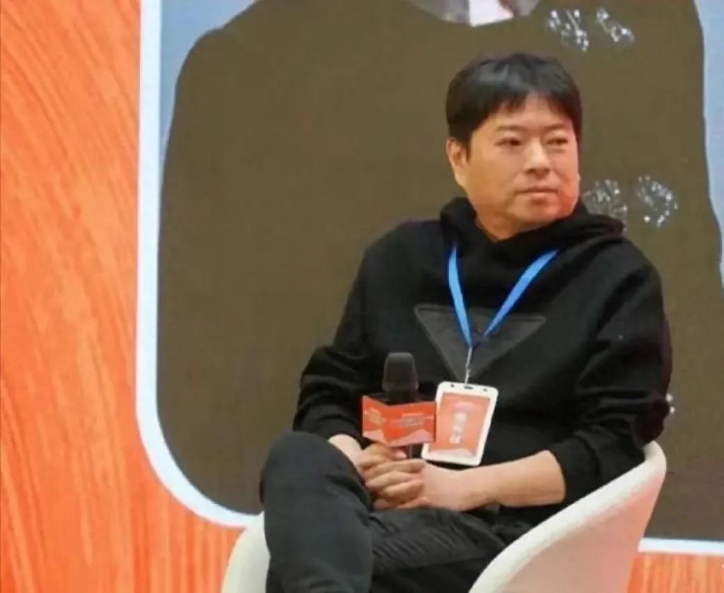 53岁高晓松近况曝光！晒自拍被指撞脸华晨宇，疑复出但遭抵制