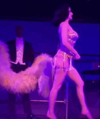 顶流女爱豆逐梦夜总会，这种大尺度还能叫艺术吗？