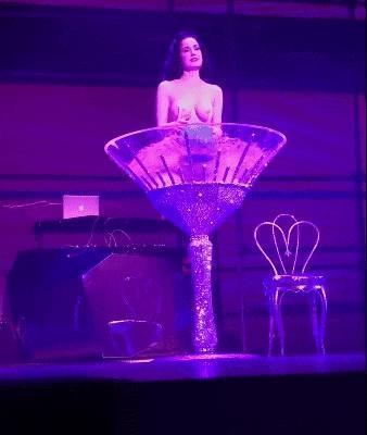 顶流女爱豆逐梦夜总会，这种大尺度还能叫艺术吗？