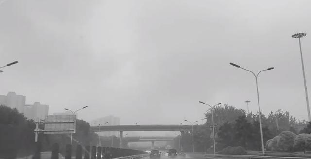 张歆艺冒雨赴约华晨宇鸟巢演唱会 准时燃炸开唱
